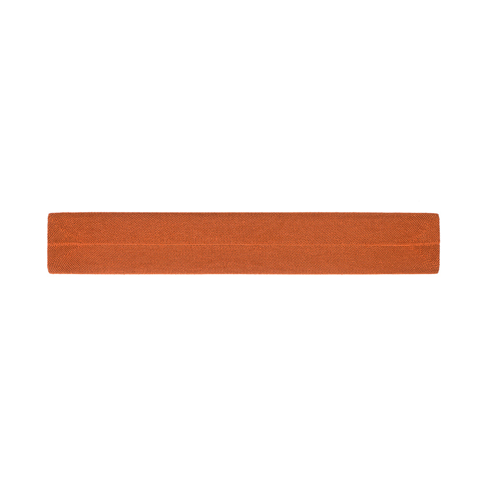 Un bandeau orange est posé horizontalement sur un fond blanc. Le bandeau est rectangulaire et texturé.