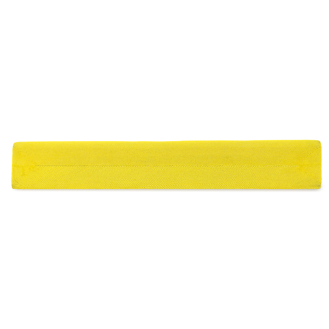 Un objet rectangulaire en tissu jaune, peut-être une écharpe ou une bande de matériau, sur fond blanc.