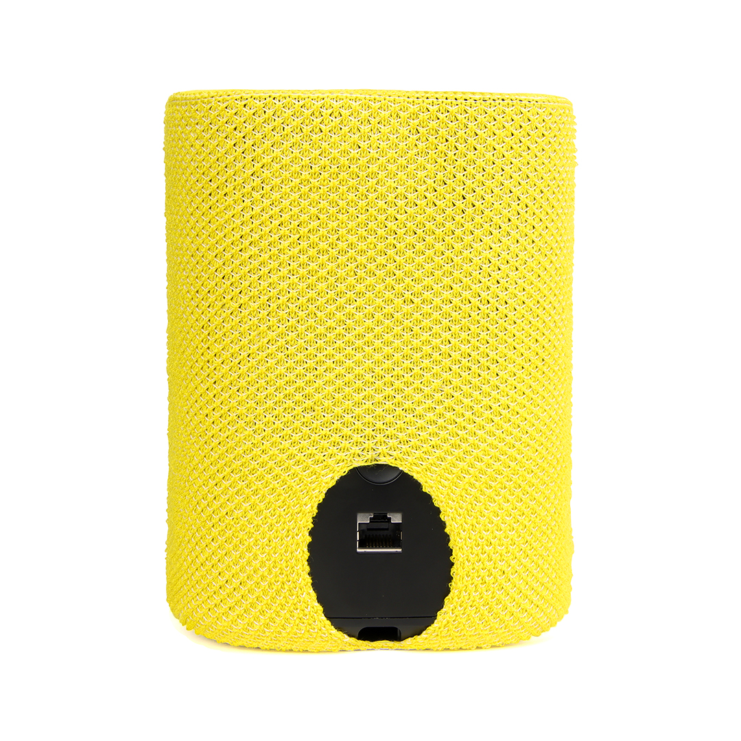Une housse en tricot jaune enveloppe un appareil avec un panneau arrière noir. Le panneau a un port pour un câble Ethernet.