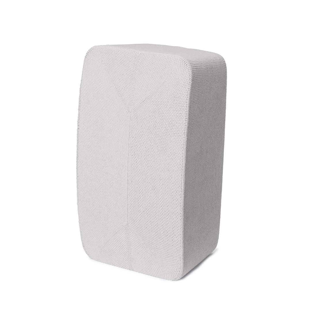 Un objet blanc rectangulaire aux bords arrondis, peut-être un haut-parleur ou un appareil audio, isolé sur fond blanc.