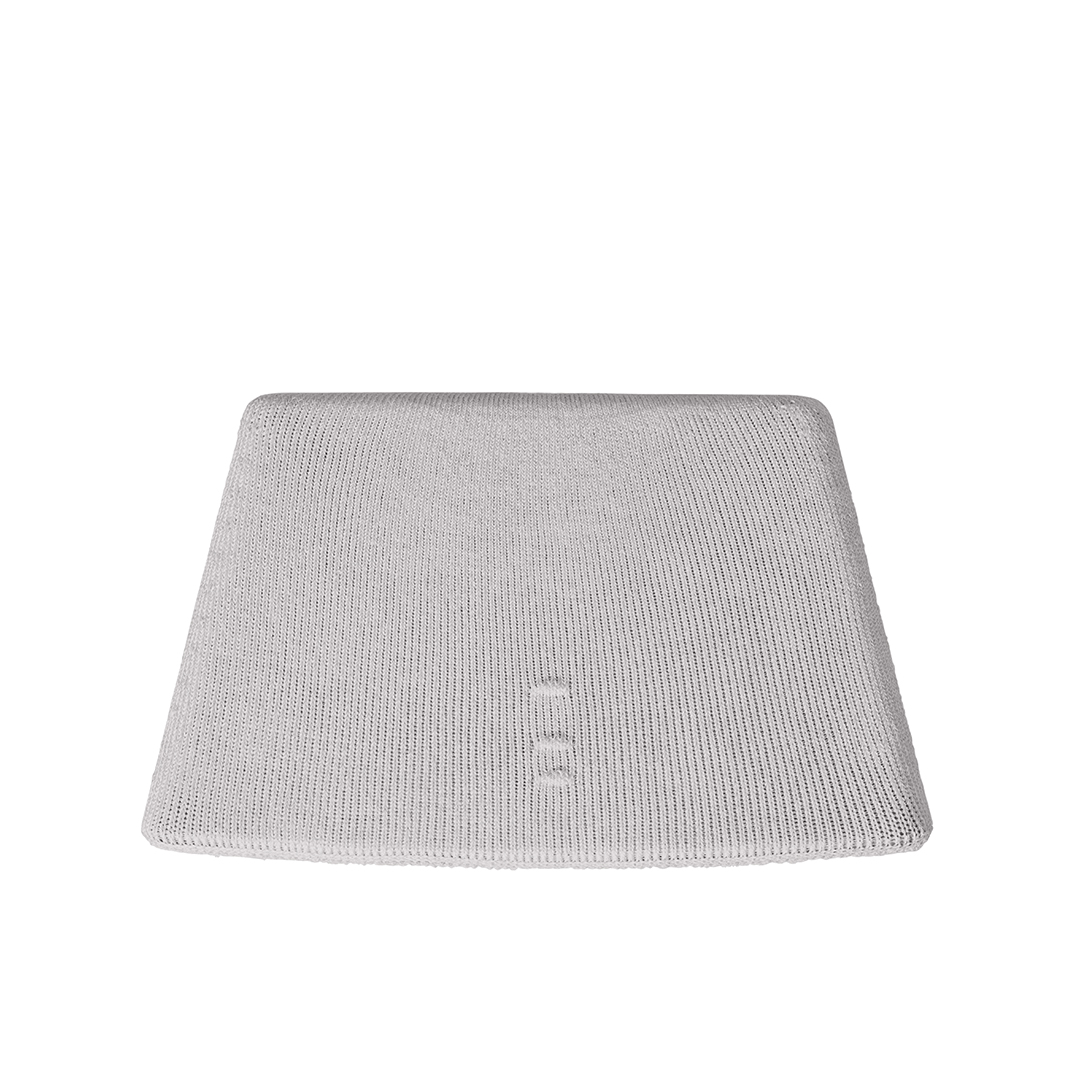 Un article rectangulaire en tissu tricoté gris clair est centré sur un fond blanc. Trois petites fentes verticales apparaissent dans le tissu.