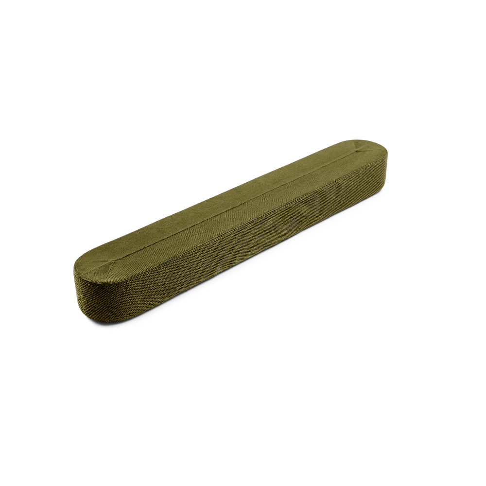 Un coussin rectangulaire vert olive avec des extrémités arrondies est posé en diagonale sur une surface blanche.