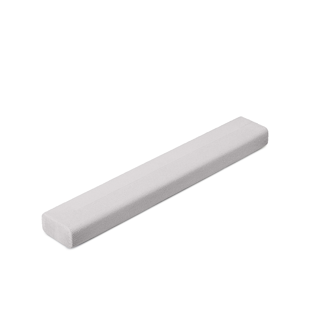 Une barre de son rectangulaire gris clair sur fond blanc. La barre de son a une surface texturée et des bords arrondis.