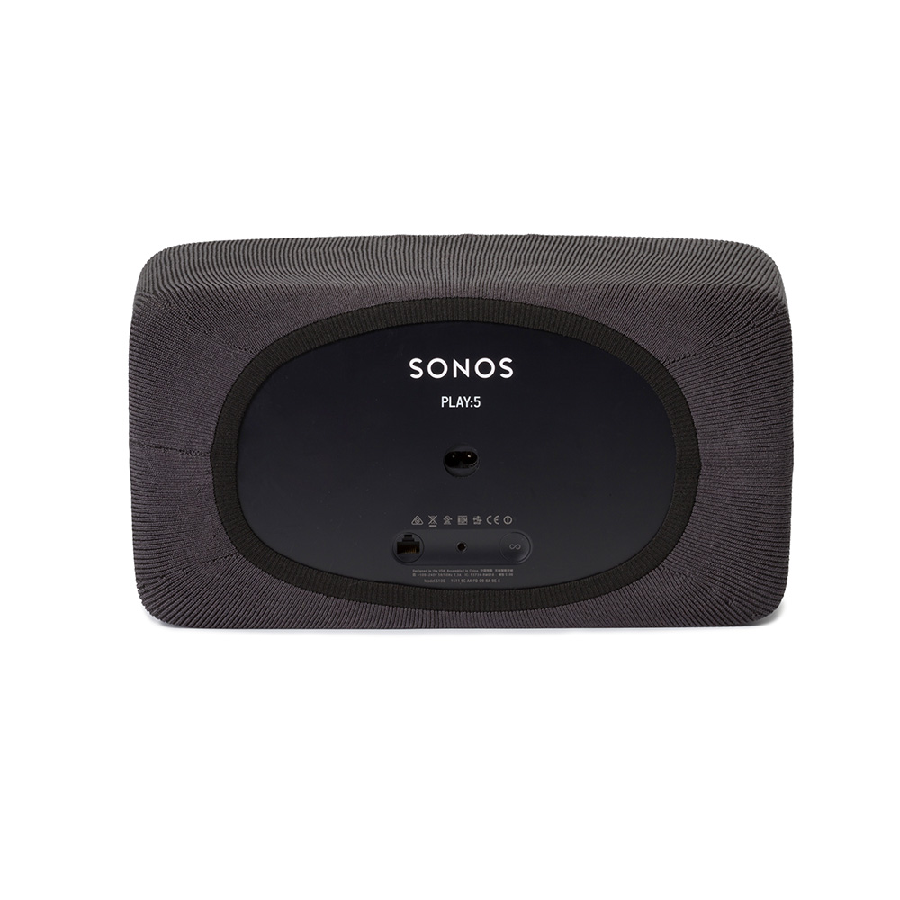 Un haut-parleur Sonos PLAY:5 noir. Le haut-parleur est recouvert d'un tissu tricoté gris. Le dos porte le logo Sonos.