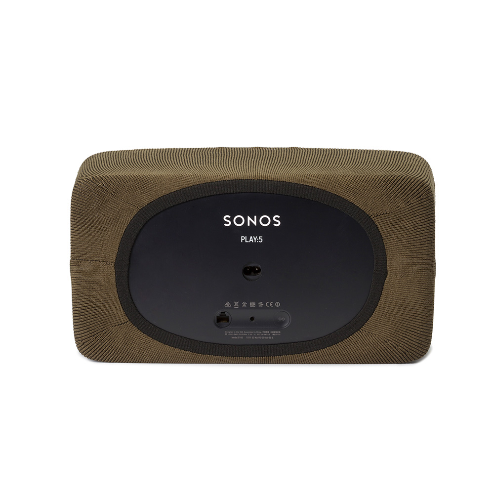 Vue arrière d'un haut-parleur Sonos PLAY:5, avec une housse en tissu marron. Le haut-parleur est noir avec du texte blanc et possède des ports.