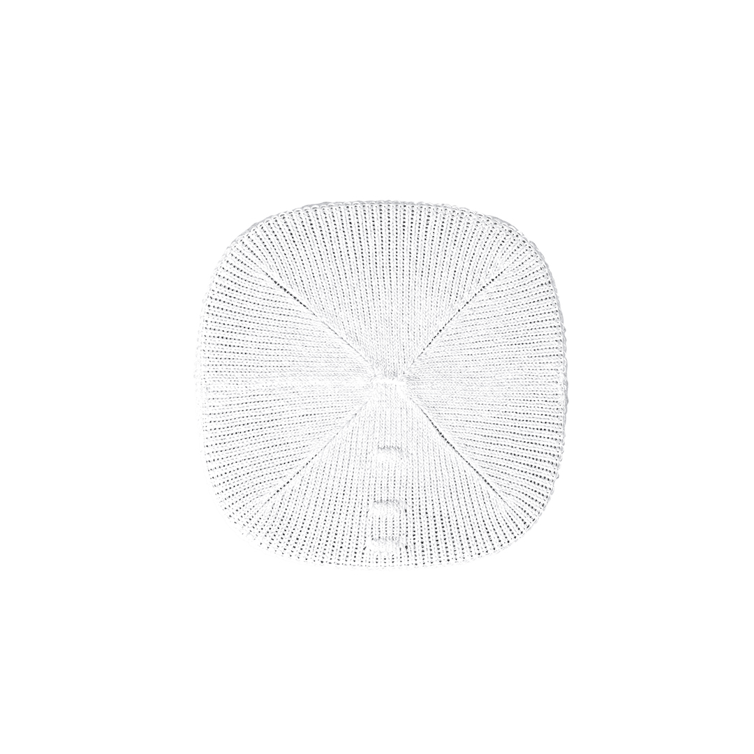 Vue aérienne d'un objet blanc tissé. L'objet a une forme ovale avec un centre légèrement surélevé, entouré d'un fond blanc.