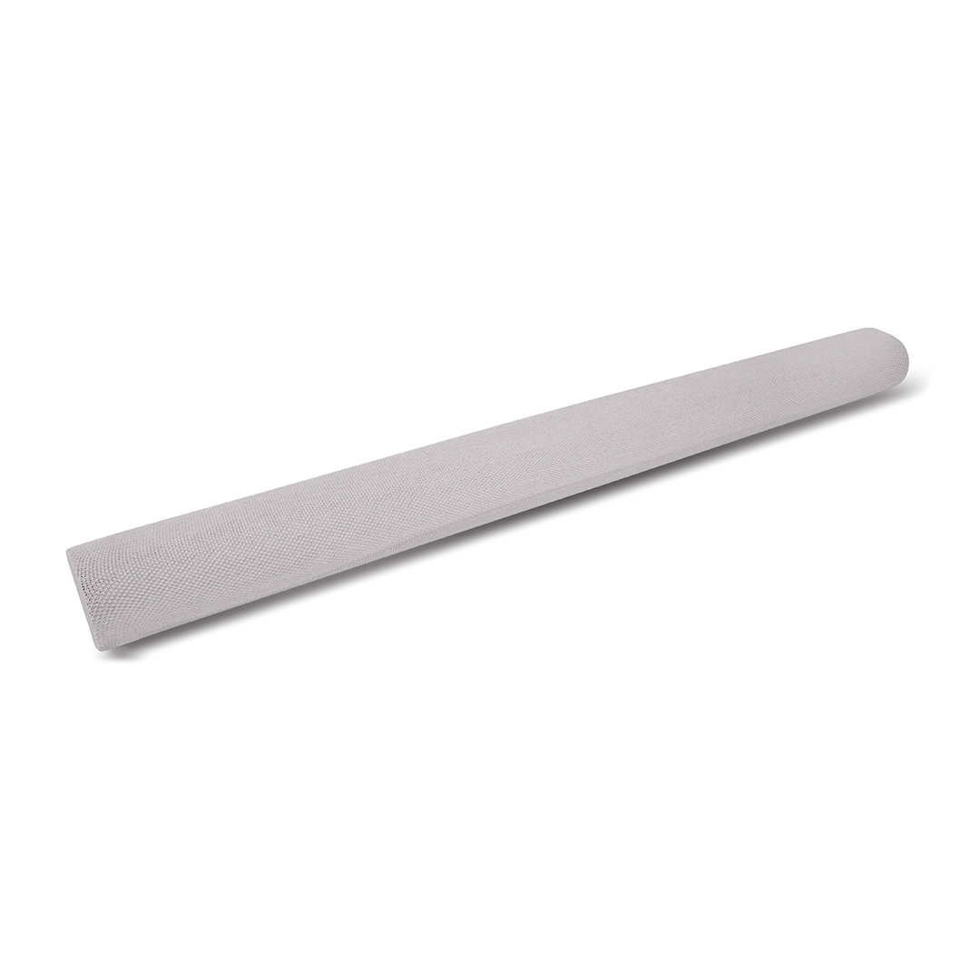 Een grijs, cilindrisch object met een getextureerd oppervlak, mogelijk een soundbar, ligt diagonaal op een witte achtergrond.