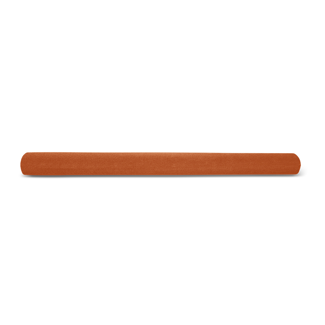 Een lang, oranje, cilindervormig object ligt horizontaal tegen een witte achtergrond. Het object lijkt gemaakt van textiel.