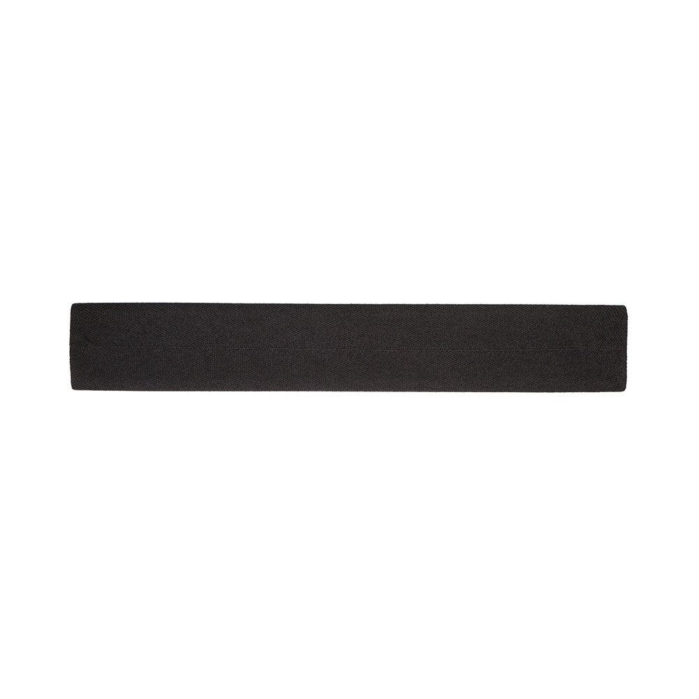 Un objet rectangulaire, noir et texturé est centré horizontalement sur un fond blanc. Il semble s'agir d'une sangle ou d'une bande.