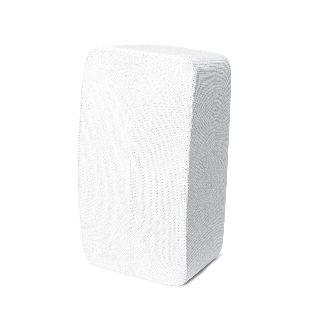 Un objet blanc rectangulaire aux bords arrondis, probablement un haut-parleur, se dresse sur un fond blanc. La surface présente un motif texturé.