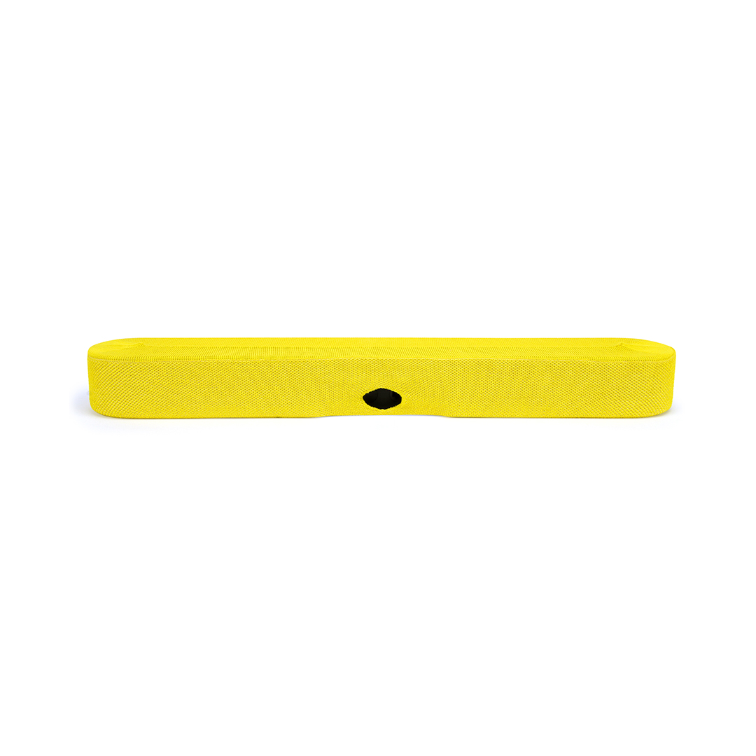 Un objet rectangulaire jaune vif. Il a un trou noir sur le devant et est placé sur un fond blanc.