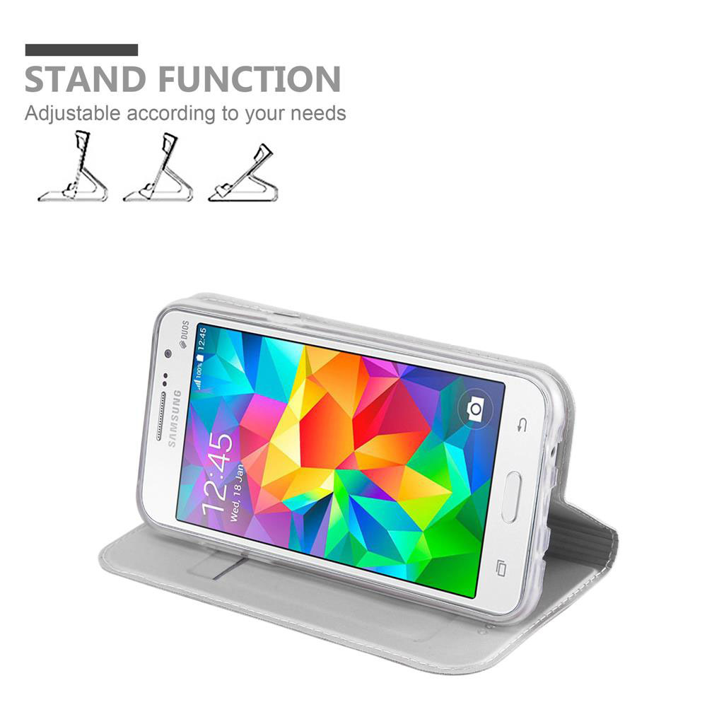 Un teléfono Samsung blanco está en una funda con soporte. La pantalla muestra la hora 12:45 y la fecha, con un fondo colorido.