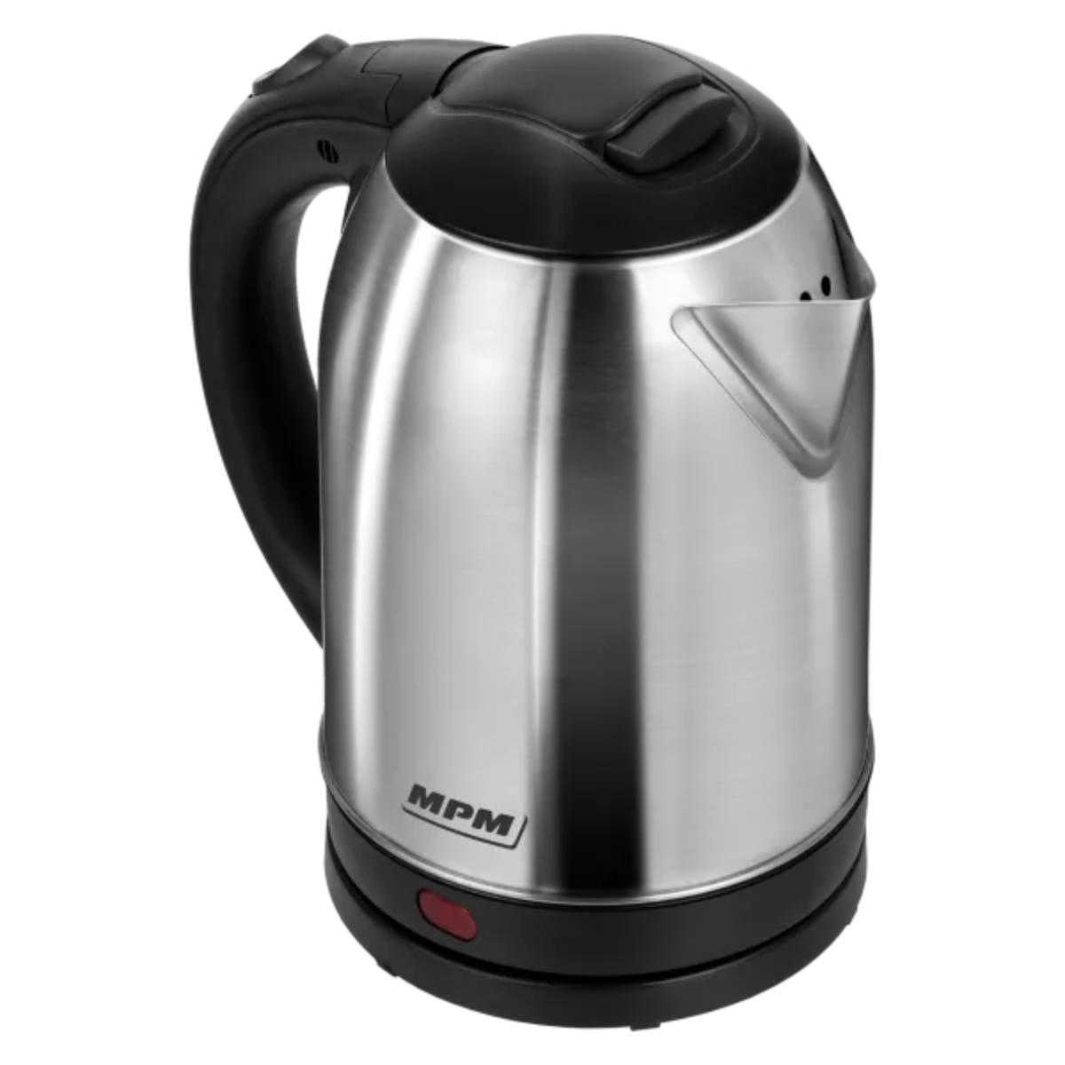 Un bollitore elettrico in acciaio inossidabile con manico e coperchio neri. La base è nera con un pulsante di accensione/spegnimento rosso. Marchio MPM.