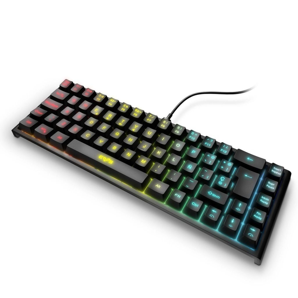 Un teclado negro retroiluminado con teclas coloridas. El logotipo de EVS es visible. Un cable conecta el teclado.