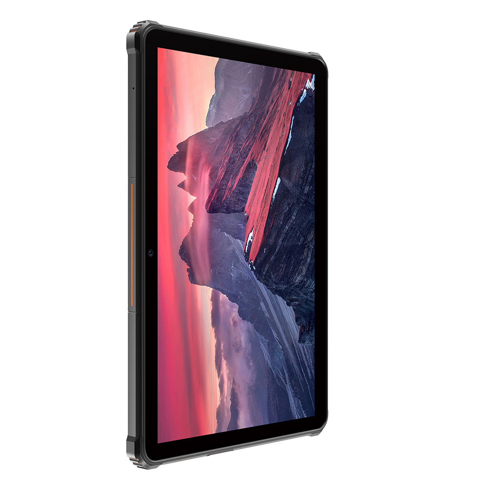 Un tablet con cornice robusta mostra un paesaggio montano con toni viola e grigi. Il tablet è leggermente inclinato.