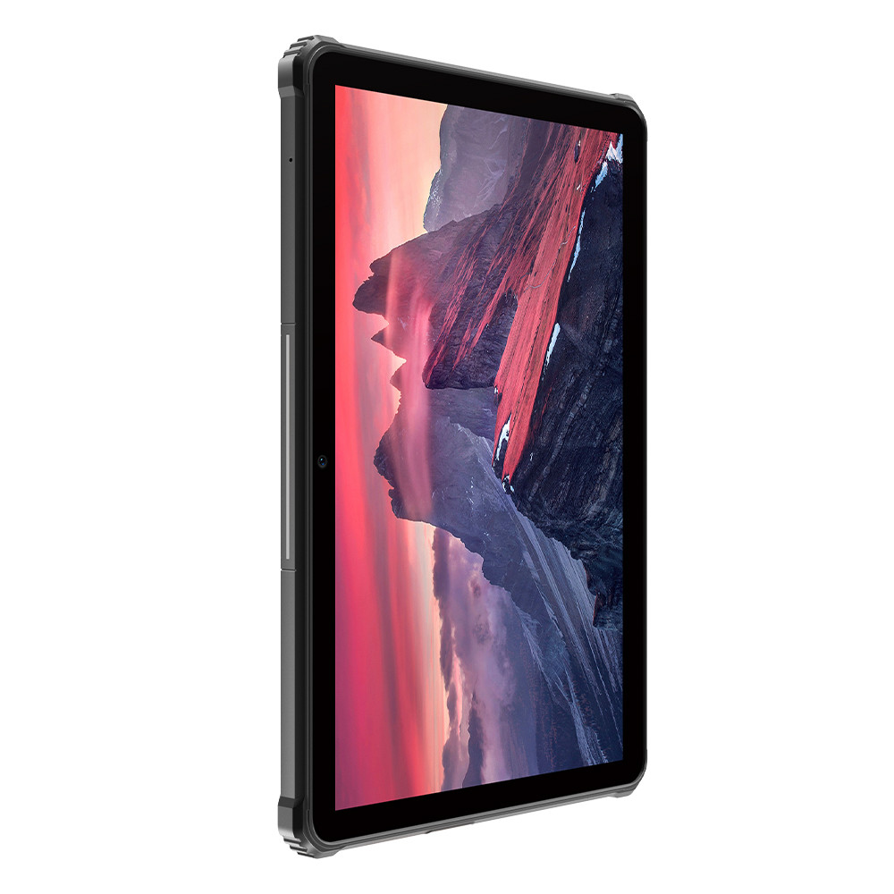 Un tablet nero con un paesaggio montano sullo schermo. Il tablet è in una custodia protettiva, angolato di lato.
