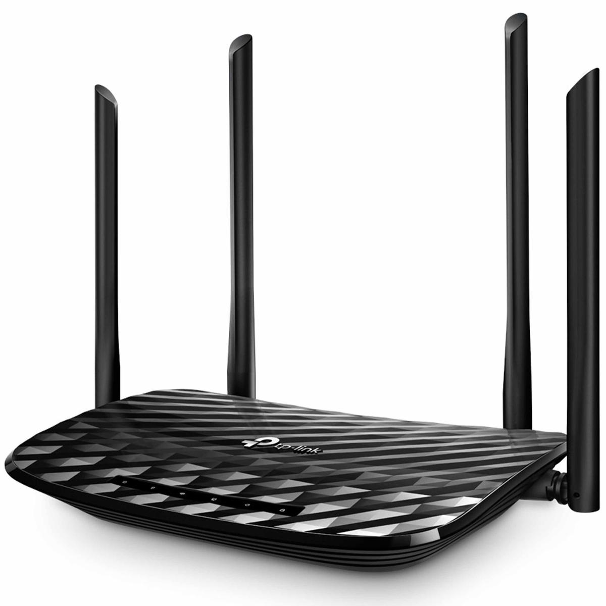 Zwarte TP-Link router met vier antennes. Het heeft een patroon aan de bovenkant en een logo. De antennes zijn recht en schuin aan de bovenkant.