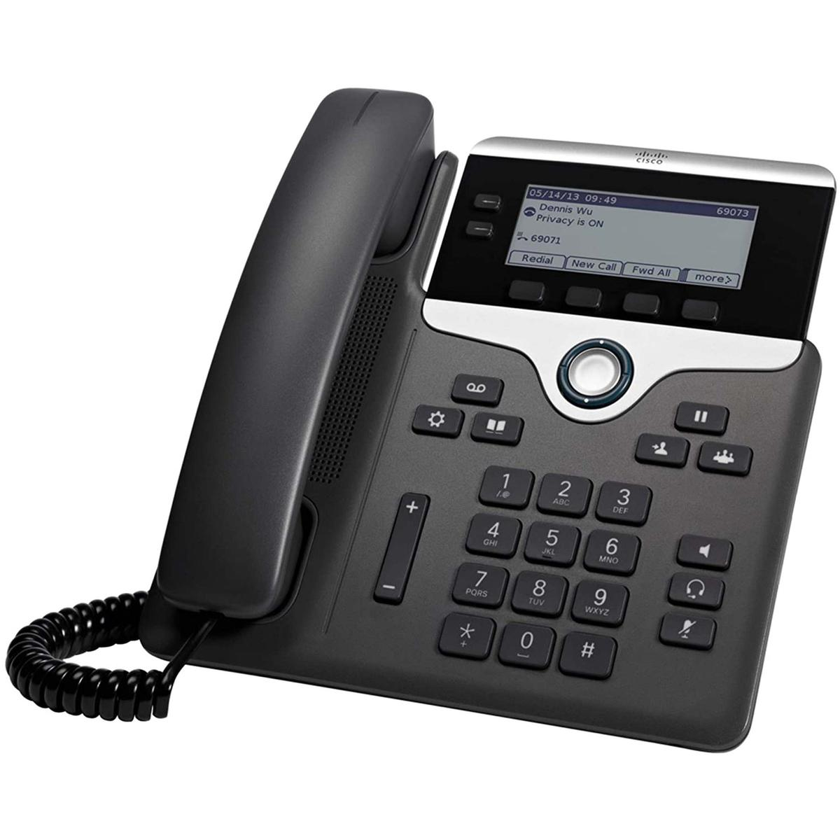 Czarny telefon IP Cisco. Posiada słuchawkę, wyświetlacz oraz klawiaturę z numerami i przyciskami funkcyjnymi.