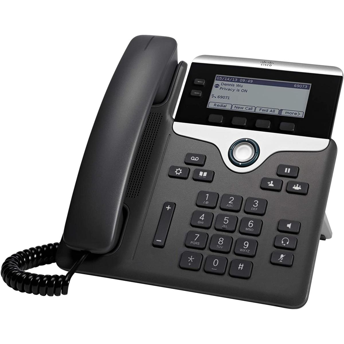 Czarny telefon biurowy Cisco z ekranem wyświetlającym informacje o połączeniach i klawiaturą z przyciskami numerycznymi. Skręcony przewód łączy słuchawkę.