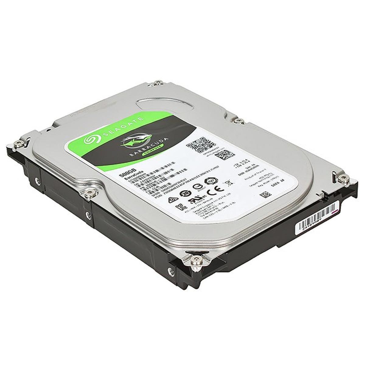 Un disco rigido Seagate Barracuda. È argentato e nero con un'etichetta verde. L'unità si trova su una superficie bianca.