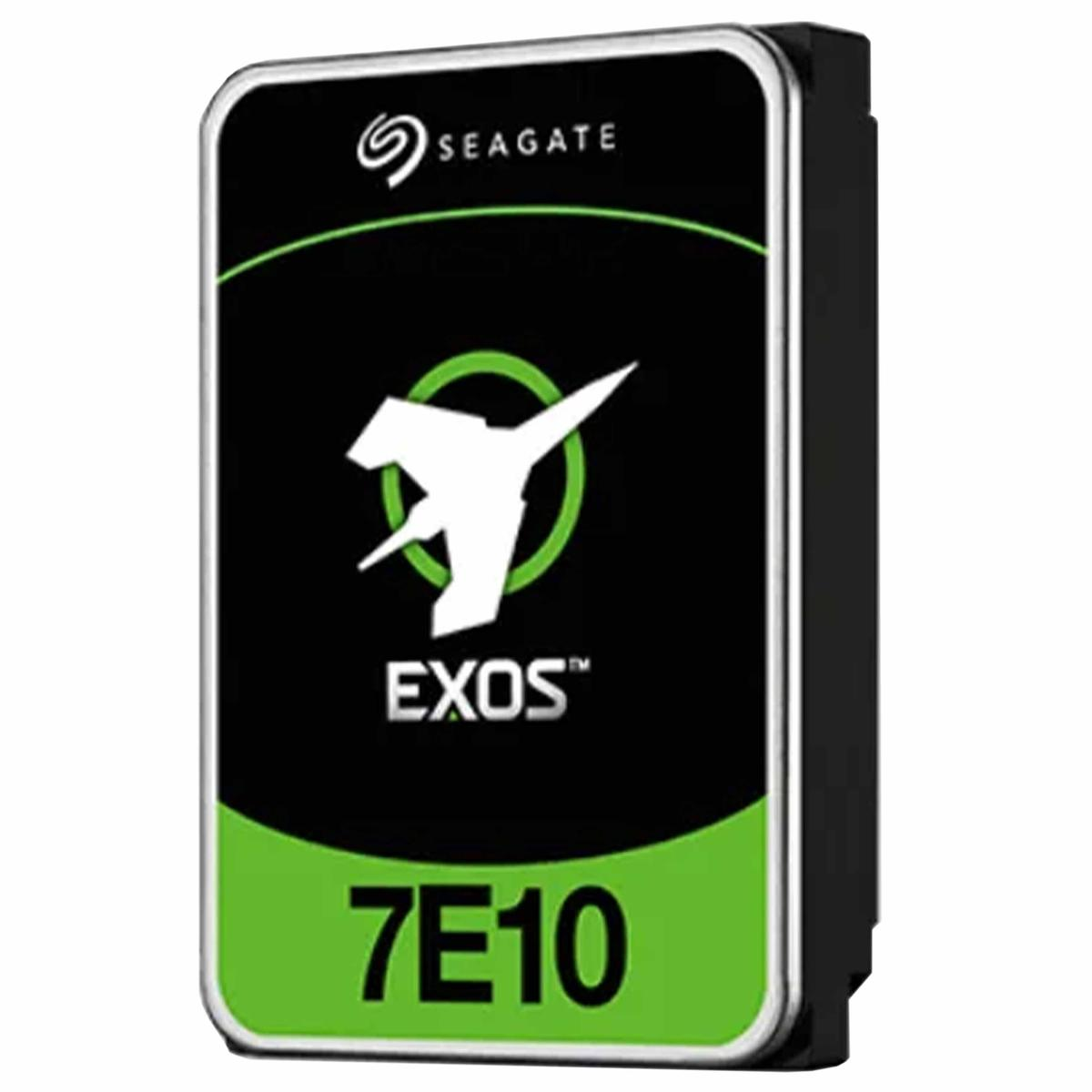 Pokazano dysk twardy Seagate Exos 7E10. Ma czarny korpus, zielono-czarną etykietę z białym tekstem i logo.