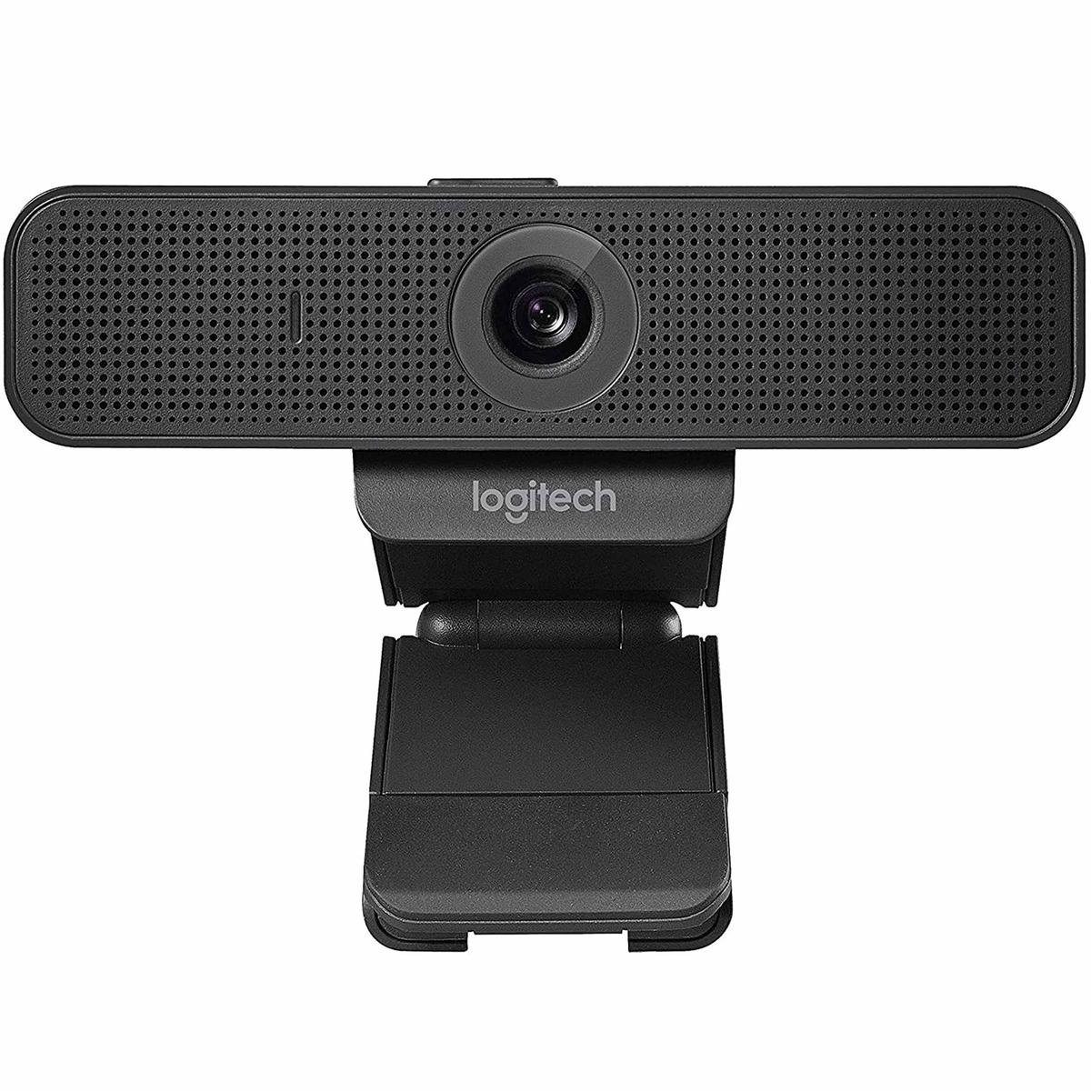 Czarna kamera internetowa Logitech z obiektywem, otworami na mikrofon i regulowaną podstawką. Widoczne logo Logitech.