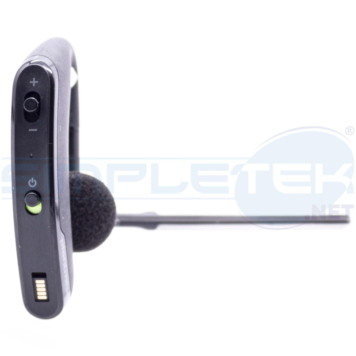 Una cuffia Bluetooth nera con microfono è mostrata. La cuffia ha pulsanti e un indicatore di carica. Lo sfondo è bianco.