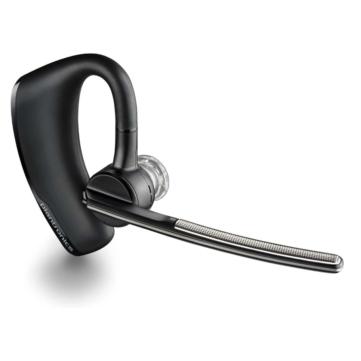 Un auricolare Bluetooth Plantronics nero. Ha un anello per l'orecchio, un altoparlante e un braccio per il microfono. Lo sfondo è bianco.