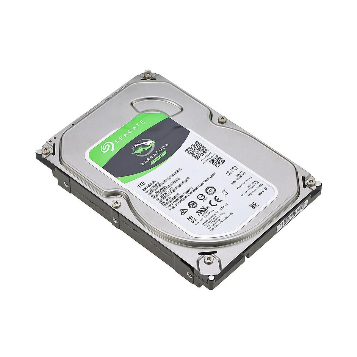 Un hard disk Seagate Barracuda da 1TB. Alloggiamento argento e nero, etichetta verde con logo e testo. Dettagli del prodotto visibili.