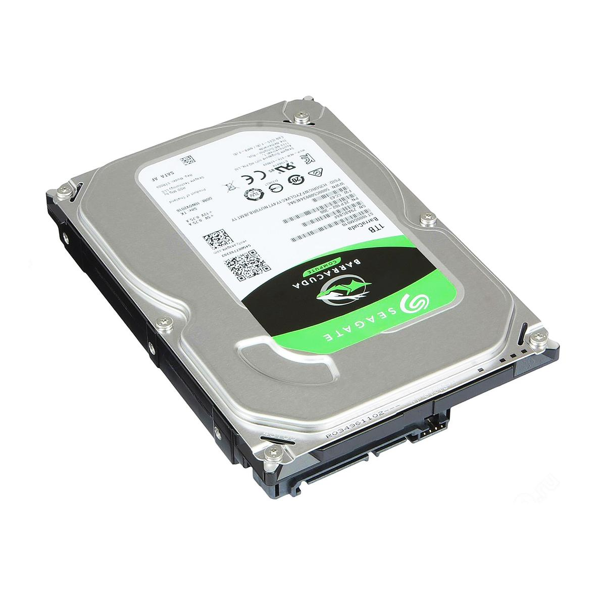 Un disco rigido Seagate Barracuda da 1 TB. È argentato con un'etichetta verde. L'unità ha testo e loghi.