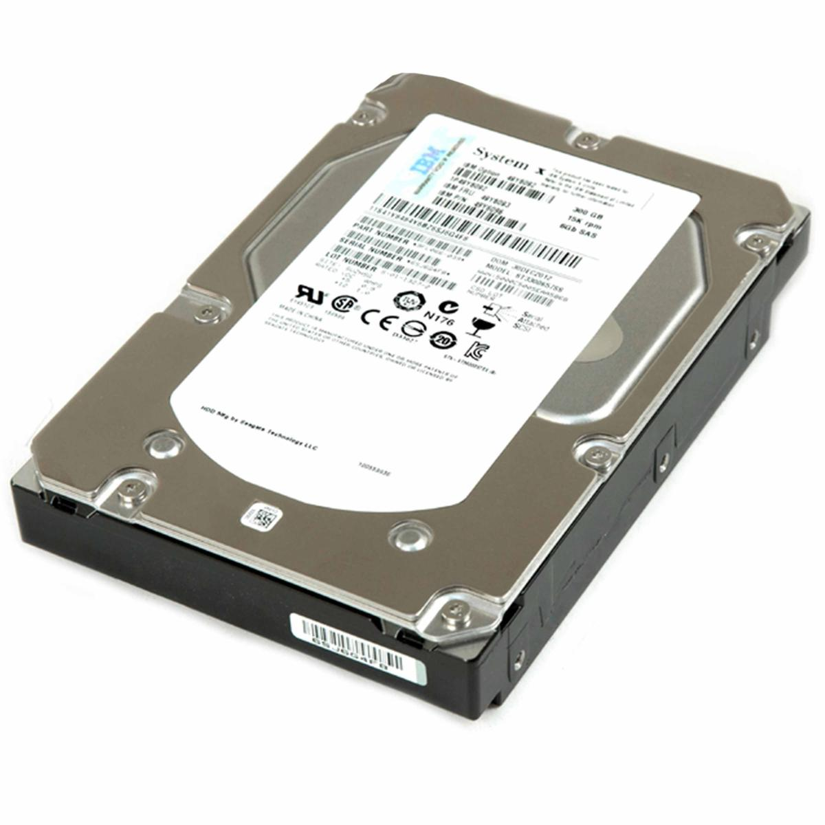 Een IBM System x harde schijf wordt getoond. Het heeft een zilveren bovenkant en een zwarte basis, met stickers. De achtergrond is effen wit.