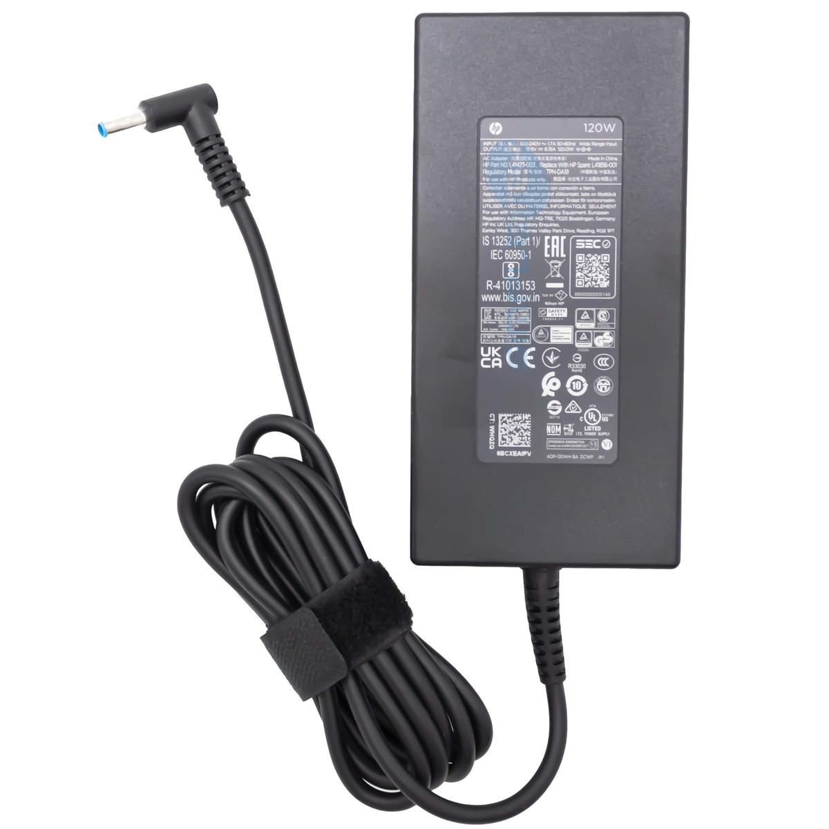 Schwarzes HP-Laptop-Ladegerät auf Weiß. Es hat ein schwarzes Kabel, eine blaue Spitze und ein Etikett mit Text und Symbolen.