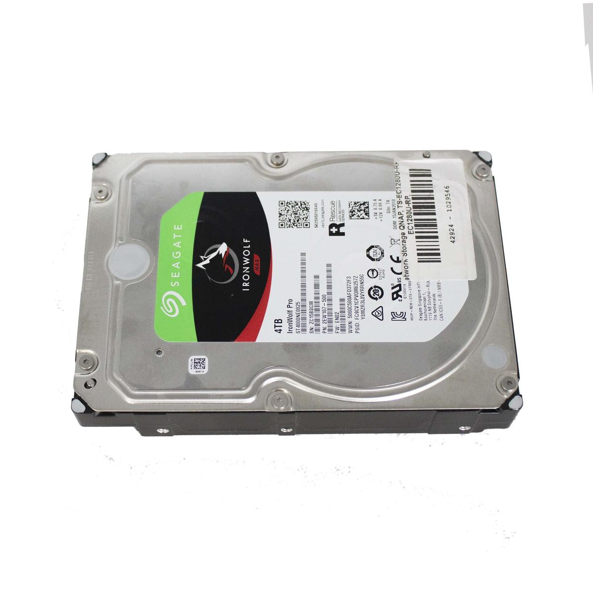 Viene mostrato un disco rigido Seagate IronWolf Pro da 4TB. Ha un'etichetta verde e nera ed è di colore argento.