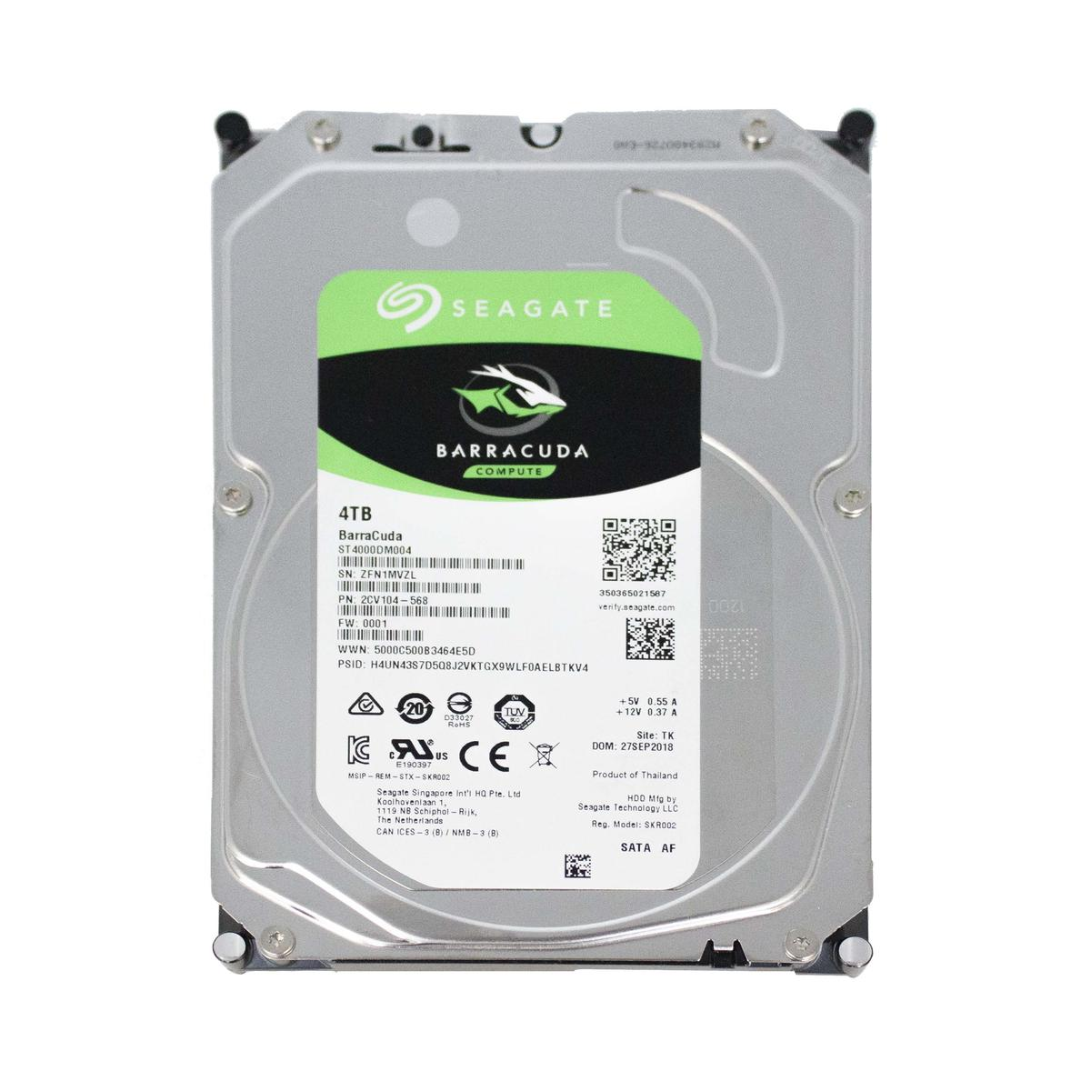 Dysk twardy Seagate Barracuda 4TB. Etykieta pokazuje specyfikacje, numery seryjne i kody QR na srebrnej metalowej obudowie.