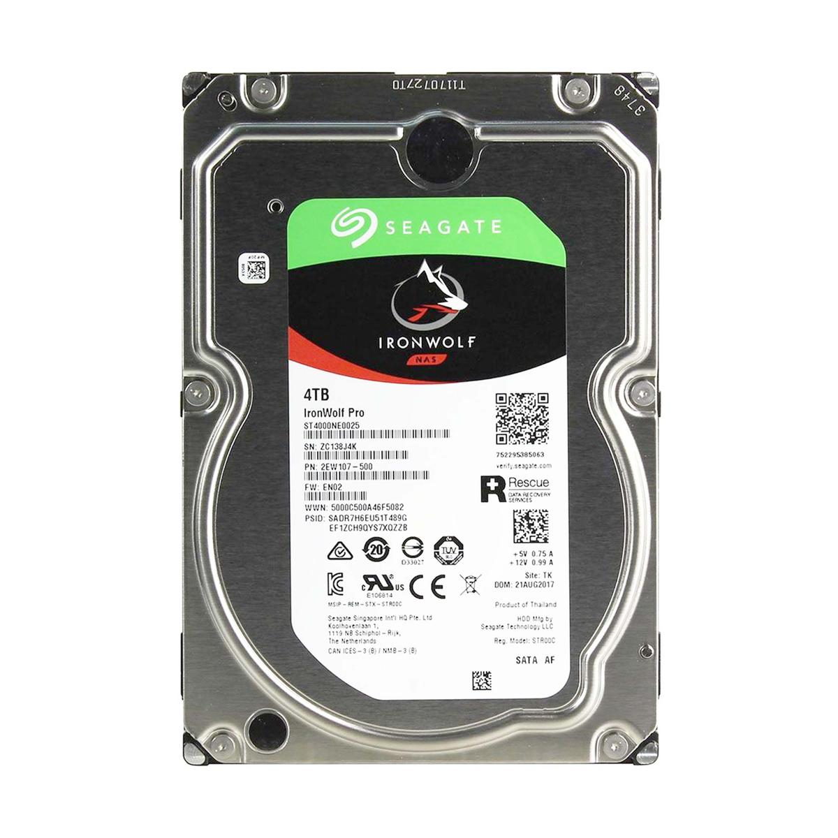 Disco rigido Seagate IronWolf 4TB. Presenta logo, dettagli del prodotto e certificazioni su un dispositivo argentato.