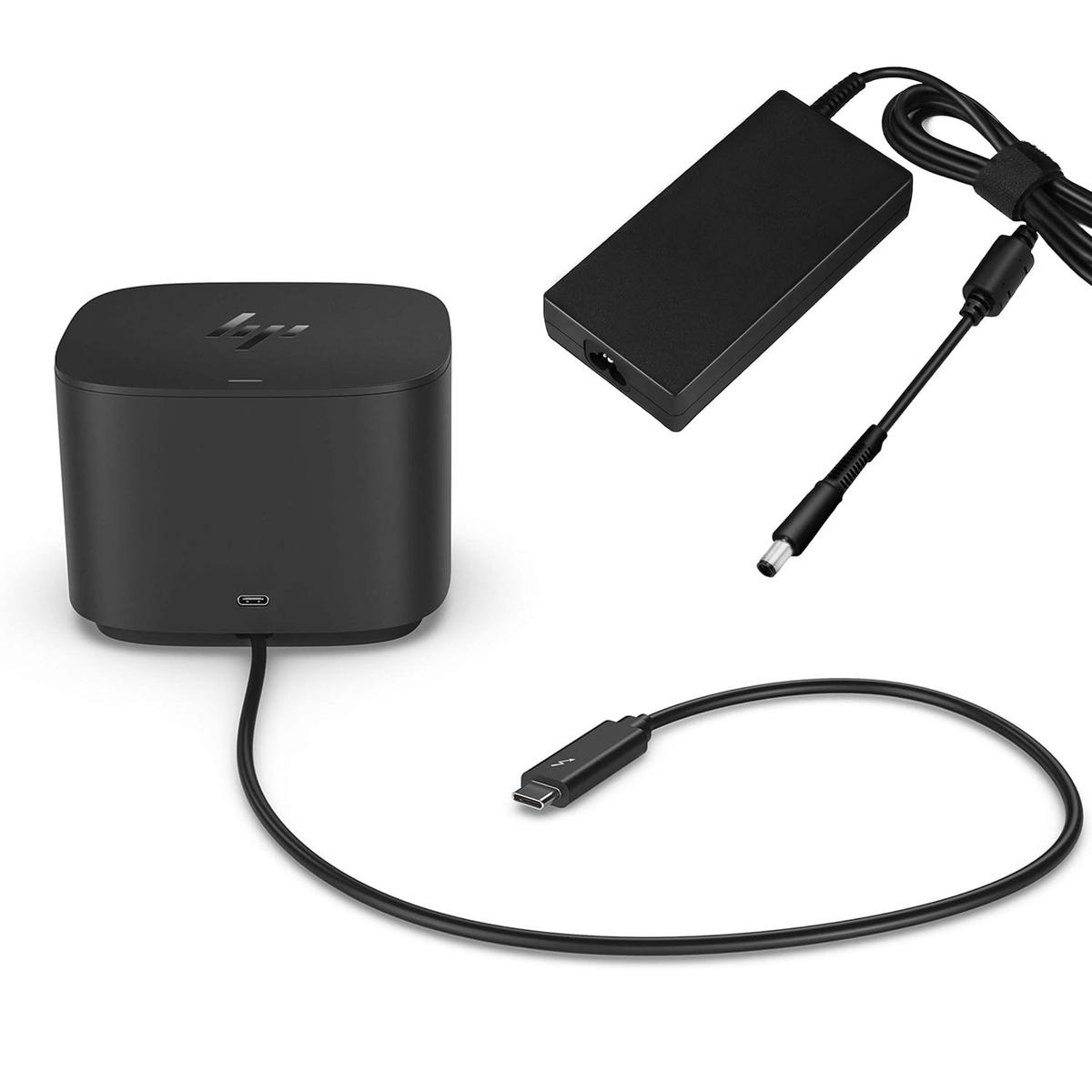 Una docking station e un adattatore di alimentazione HP neri su una superficie bianca. Cavi e connettori visibili. Configurazione per la ricarica.