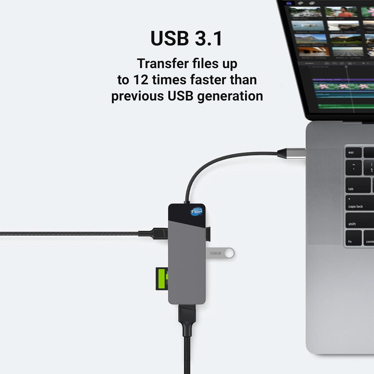 Ein USB-Hub ist an einen Laptop angeschlossen. Der Hub hat einen USB-Stick und eine SD-Karte eingesetzt. Der Text oben lautet USB 3.1.