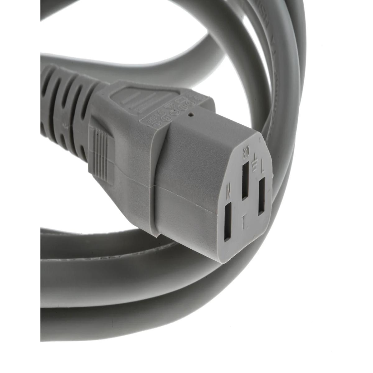 Nahaufnahme eines grauen Stromkabels. Der Stecker ist mit drei Löchern sichtbar. Das Kabel ist aufgerollt und liegt auf weißem Hintergrund.