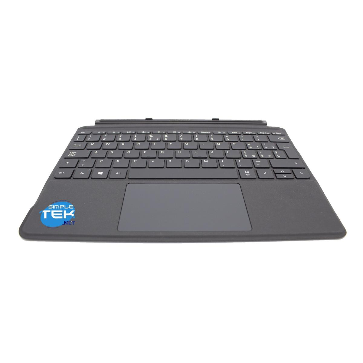 Una tastiera nera con touchpad. La tastiera ha lettere e simboli bianchi. Un adesivo 'Simple Tek .net' è in basso a sinistra.