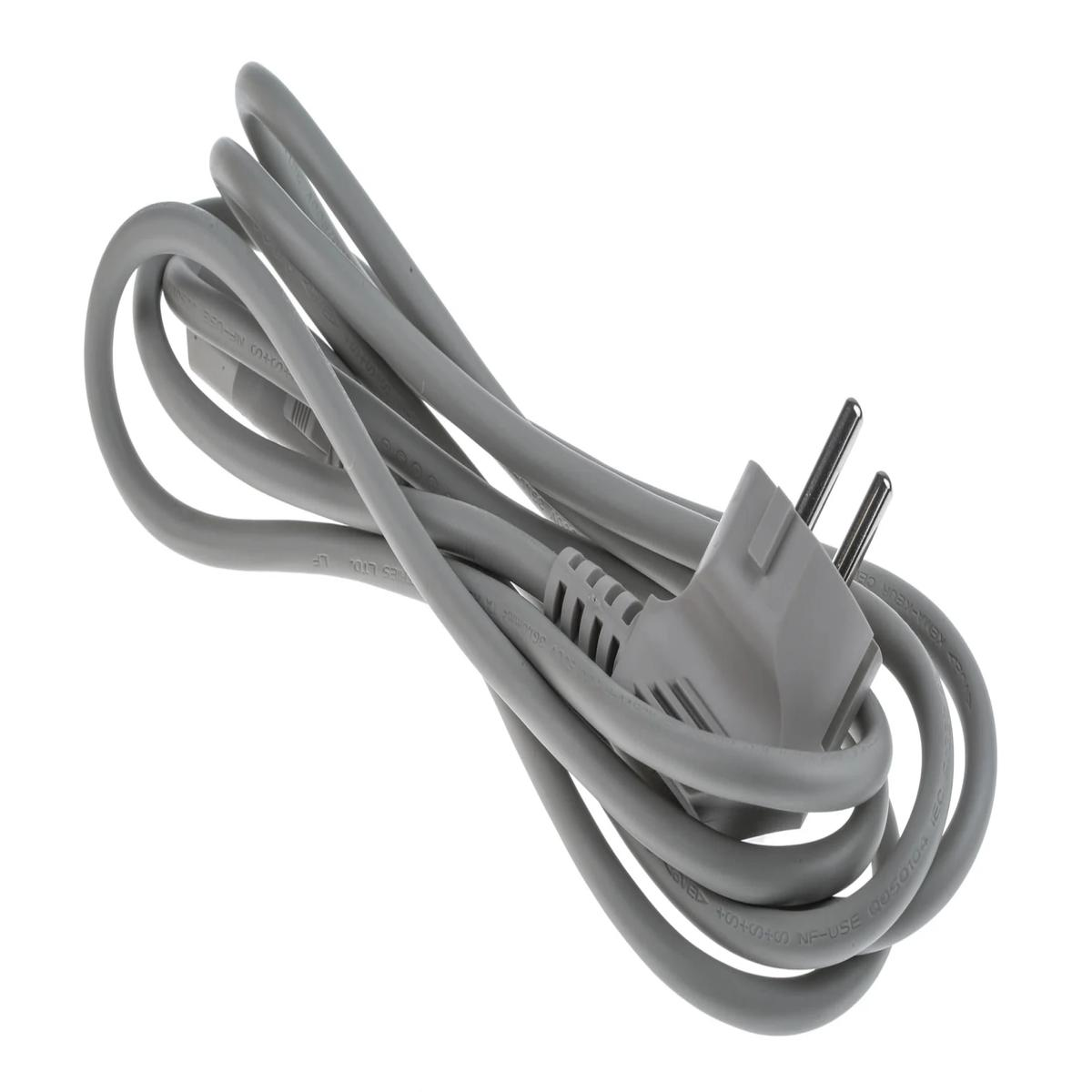 Ein graues Netzkabel mit Stecker. Das Kabel ist aufgerollt und der Stecker hat zwei Metallstifte. Der Hintergrund ist weiß.