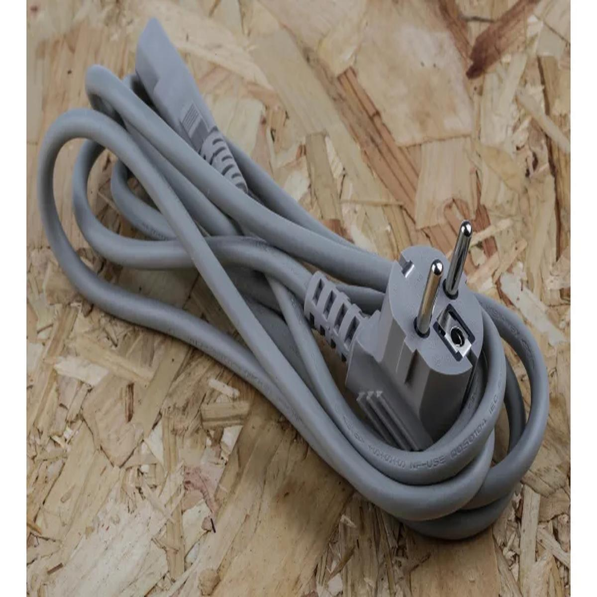 Ein graues Netzkabel mit europäischem Stecker liegt auf einer Holzoberfläche. Das Kabel ist aufgerollt, der Stecker hat zwei Stifte.
