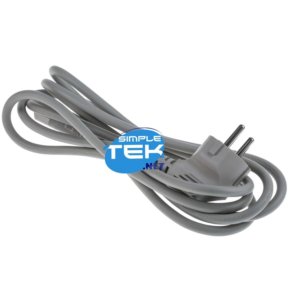 Ein graues Netzkabel liegt auf einer weißen Oberfläche. Es hat einen Stecker und ein Simple Tek-Logo. Das Kabel ist geschlungen.