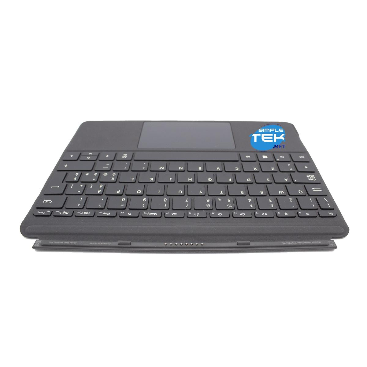 Una tastiera nera con un touchpad. La tastiera ha lettere e numeri bianchi. Lo sfondo è bianco.
