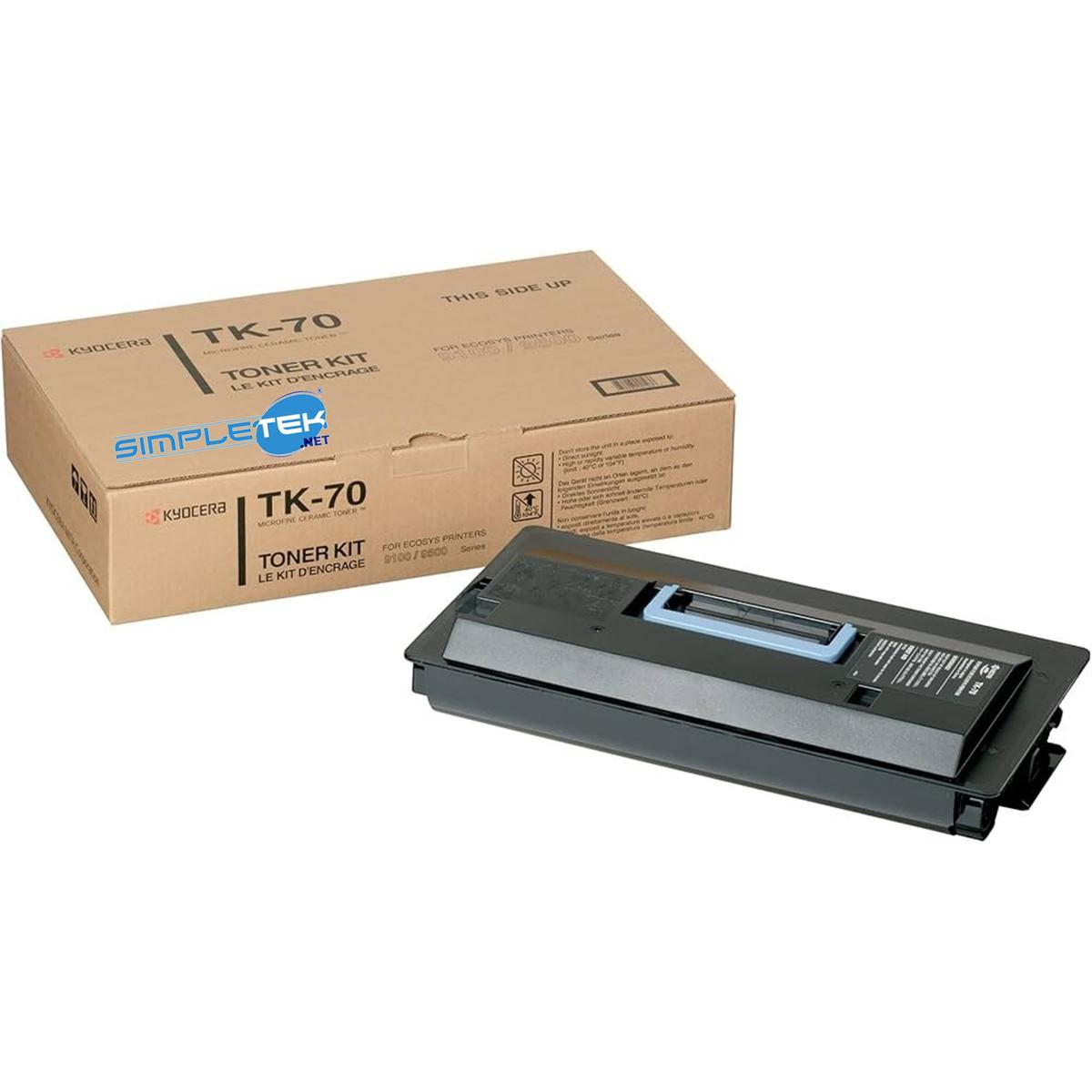 Una scatola di toner Kyocera TK-70 e una cartuccia di toner sono su una superficie bianca. La scatola è marrone con testo. La cartuccia è nera.