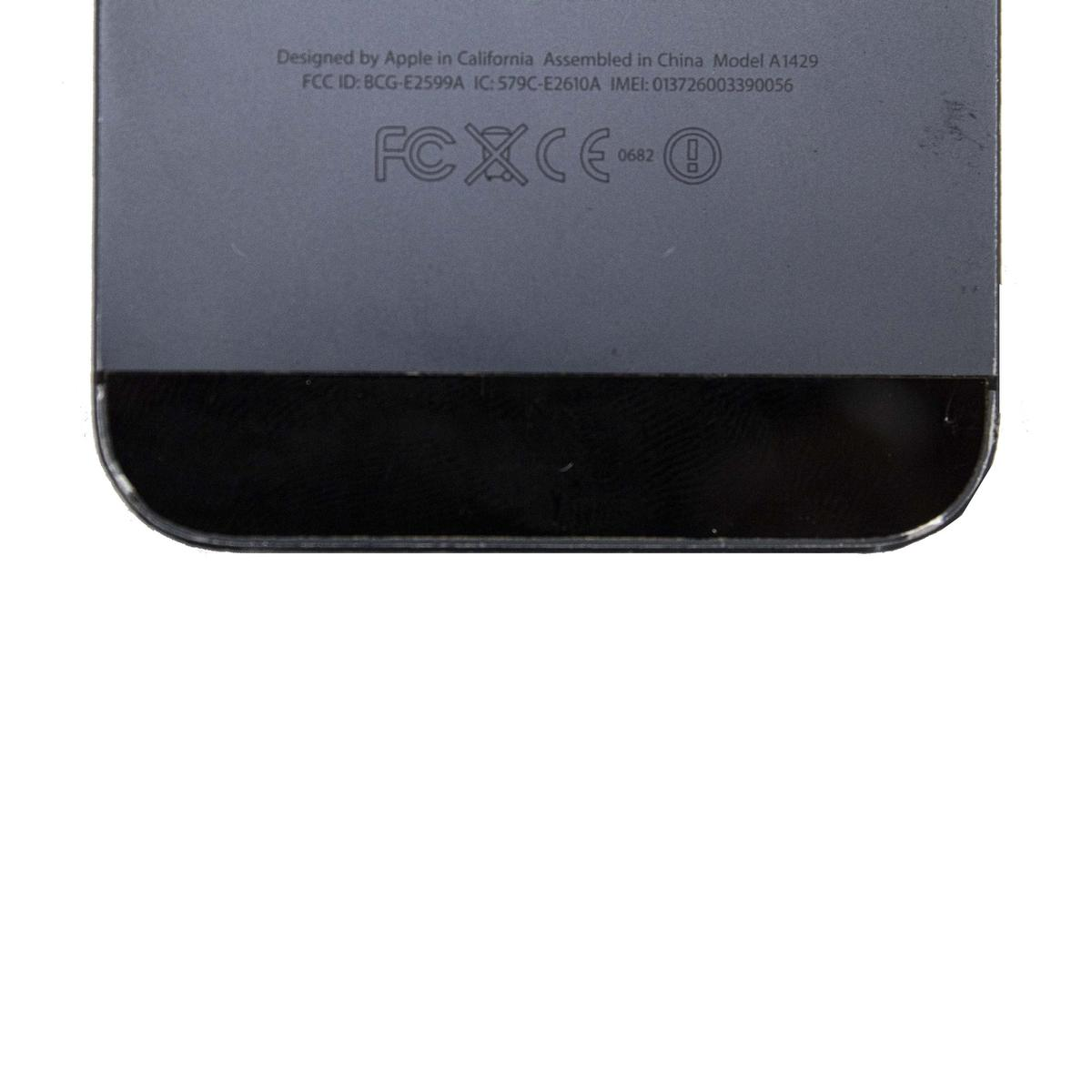 Rückseite eines dunkelgrauen Apple iPhones. Text enthält Modell-, FCC-ID- und IMEI-Informationen sowie das Apple-Logo.