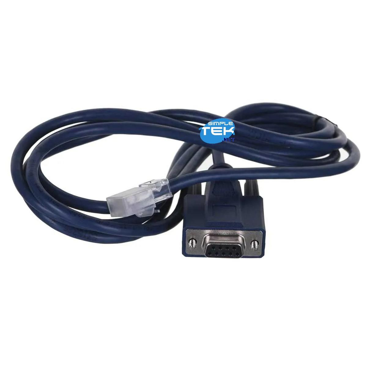 Niebieski kabel z wtyczką RJ45 i złączem portu szeregowego na białym tle. Widoczne logo Simple Tek.