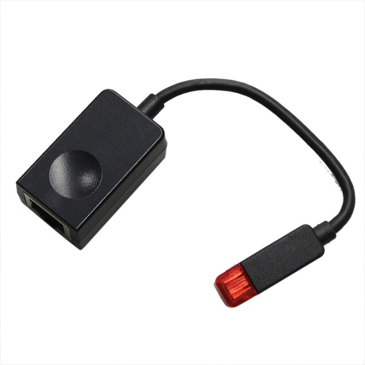 Dispositivo rectangular negro conectado a un rectángulo negro más pequeño con un extremo rojo transparente, a través de un cable negro. Fondo blanco.
