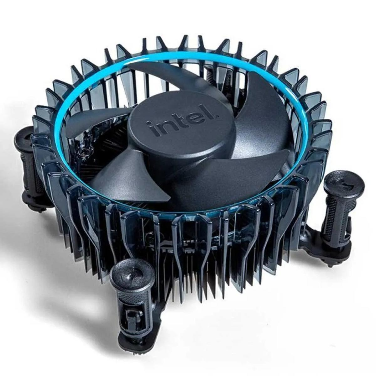 Ein schwarzer Intel-CPU-Kühler mit blauem Ring. Er hat einen Lüfter mit drei Flügeln und einen Kühlkörper. Der Kühler befindet sich auf weißem Hintergrund.