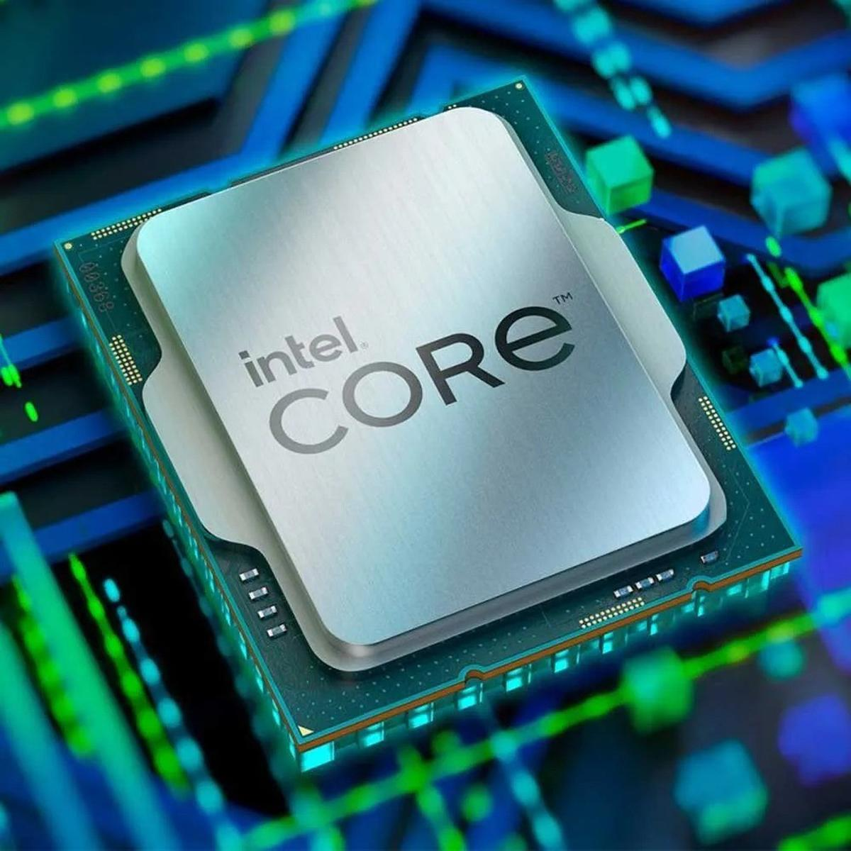 Zbliżenie procesora Intel Core. Metalowy element znajduje się na płytce drukowanej z zielonymi i niebieskimi akcentami.