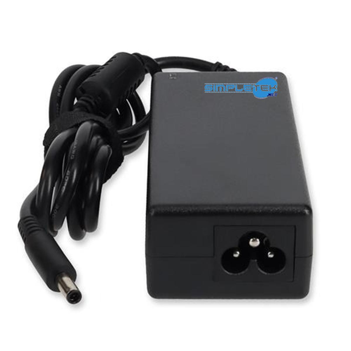 Un adattatore di alimentazione per laptop nero con spina a tre poli e cavo collegato. Il cavo è arrotolato e fissato con una cinghia. L'adattatore ha il logo 'SIMPLETEK'.